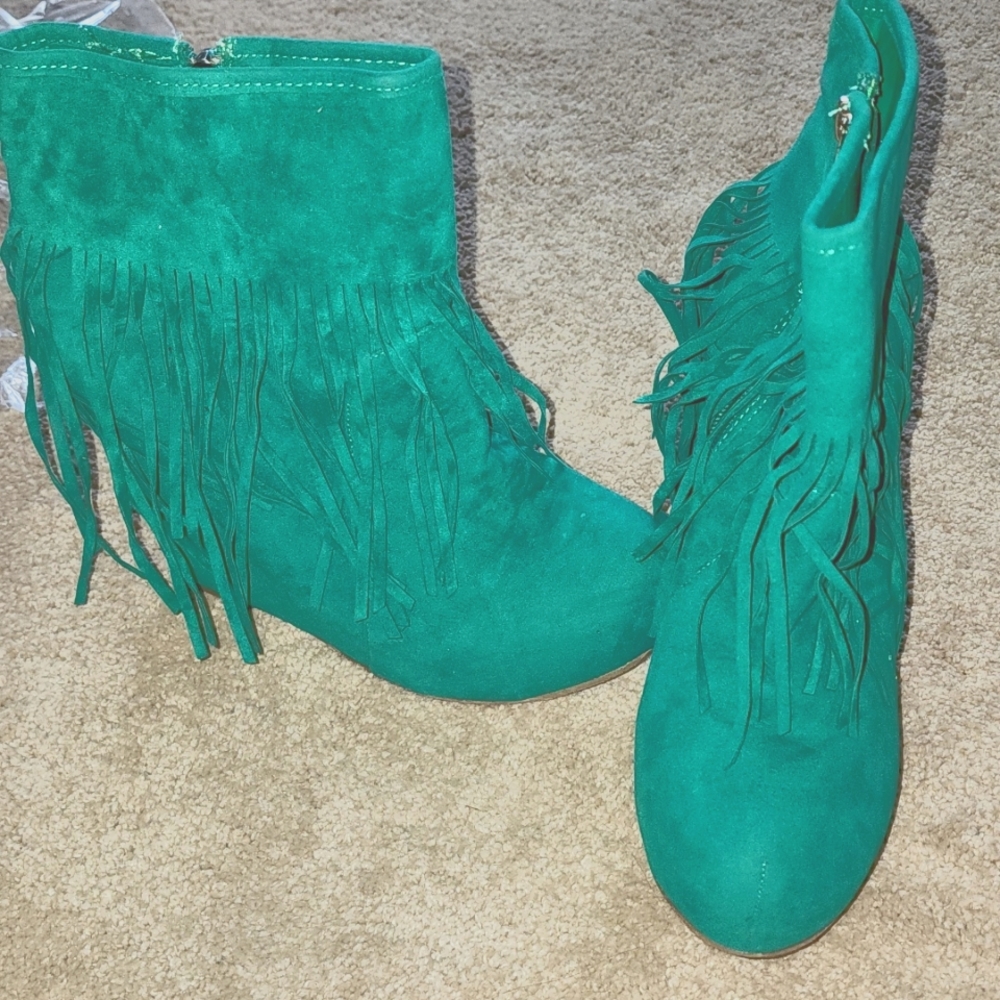 Wedge green fringe bootie